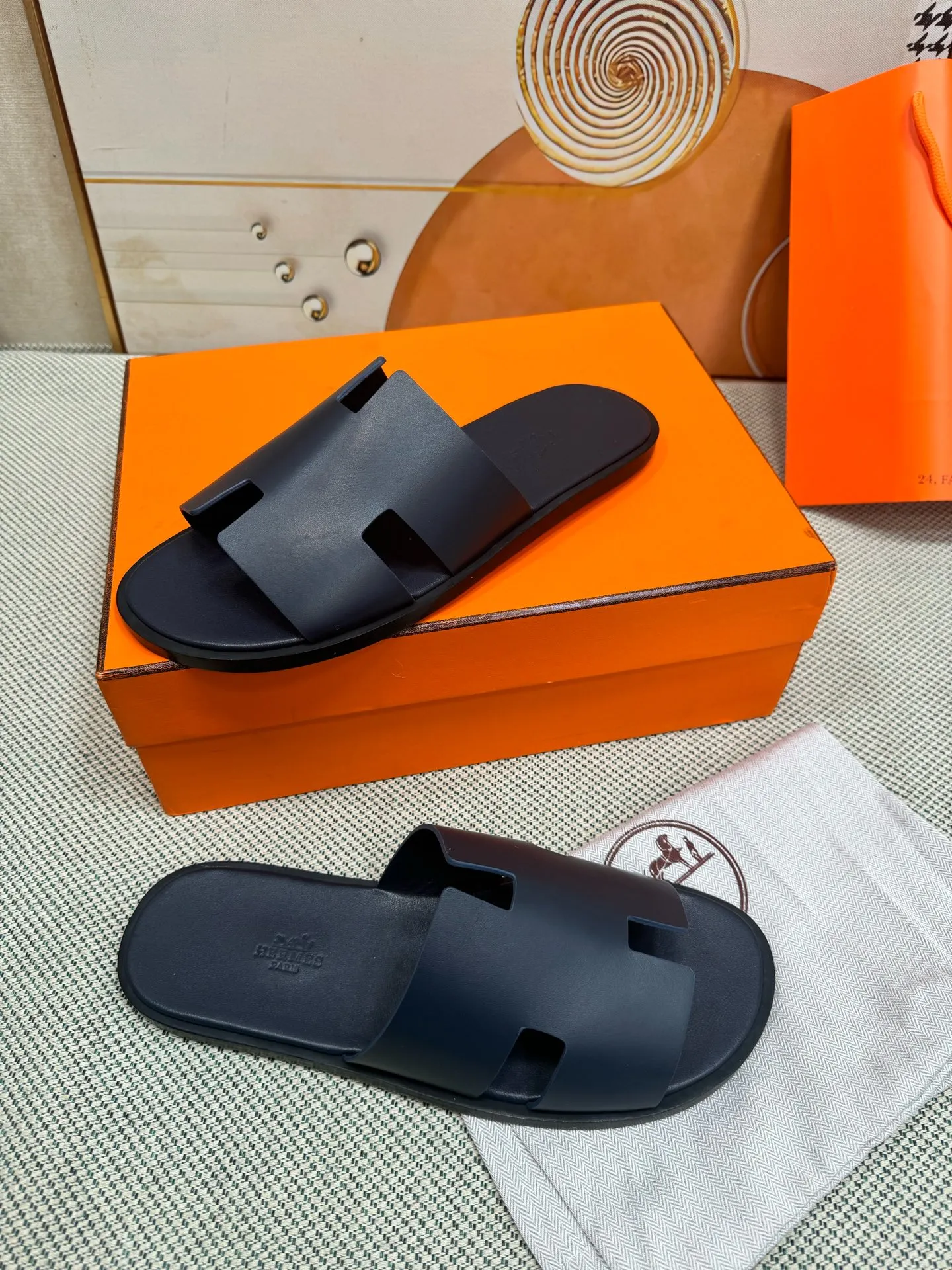 👟👟Ex-factory price 560👟👟 "HERMES" [Classic Original Version] Hermès; Top 🔝 Purchasing Agency 🔍🔍 Men's Latest 🇺🇸 Counter Sales Simultaneously, Original Imported from Italy: Silk Cowhide · Prominent (High-end · Nobility · Grade) Exquisite Workmanship (Italian 🇮🇹 Imported Water Dye Brand Wear-resistant ultra-thousand leather feet) Soles: Original soles specially provided by the original factory, ⚠exclusive double-layer movable rubber molded outsole; super comfortable, wear-resistant, non-slip, environmentally friendly🌳🌳🌳, real photos taken🎬The real ones are more beautiful🔍🔍 (high quality, single goods), you can enter and exit the counter at will* Code number: 38·39·40·41·42·43·44# (45# can be customized) (46 47➕30 customization is not returnable) Welcome to place an order...☕